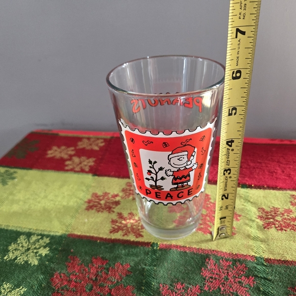 Charlie Brown w Santa Hat & Christmas Tree w (Peace)(Peanuts) 16oz Pint GlassR - Picture 9 of 16